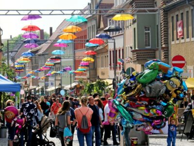 Das-Mohrenfest-Eisenberg-mit-Unterhaltung-und-Tausenden-Gaesten-auf-den-Plaetzen-und-Gassen-der-Altstadt